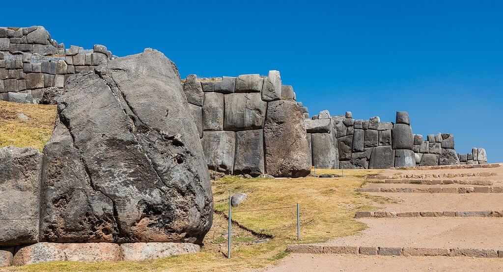 Sideways view of the walls of Sacsayhuamán showing the details of the stonework and the angle of the walls.
