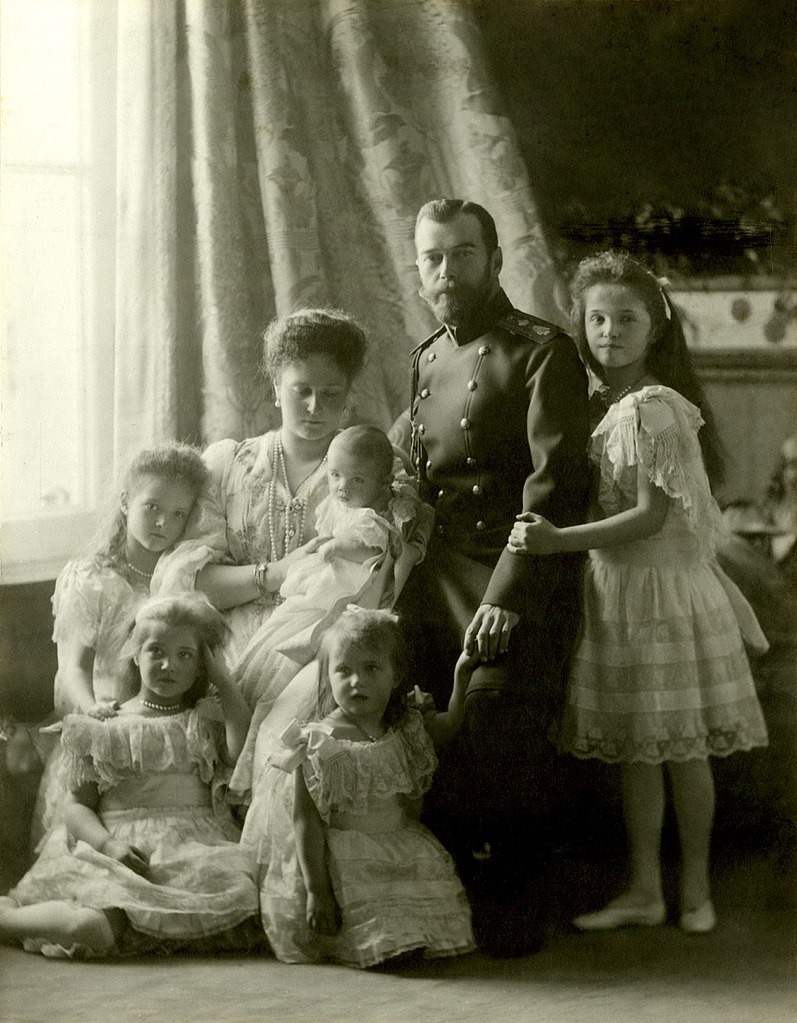  Romanov Dynasty:Nicholas II and family in 1904