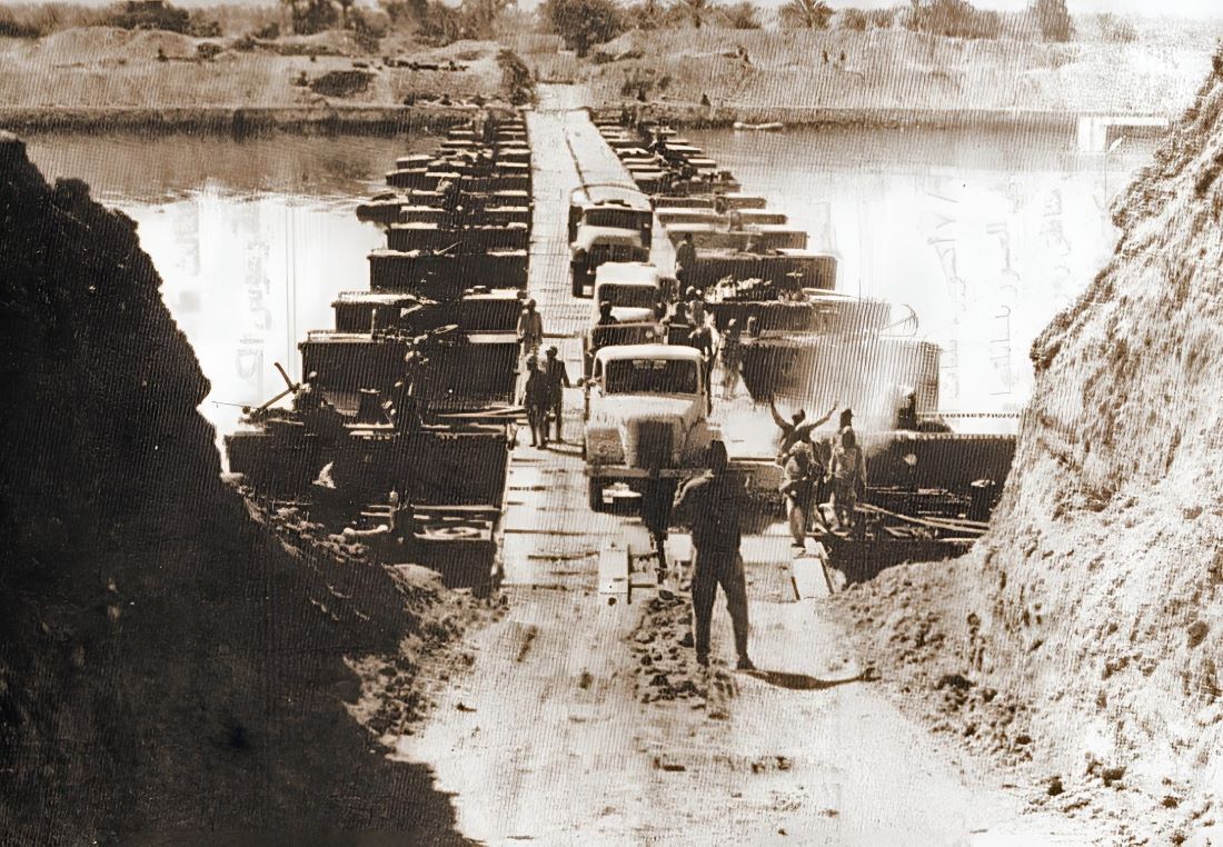 Wars of Israel - Egyptian forces crossing the Suez Canal on 7 October 1973