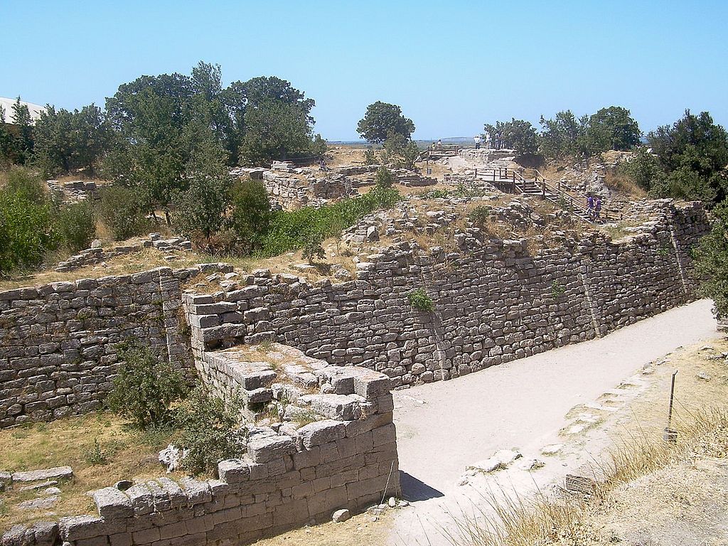 The walls of late Bronze age Troy