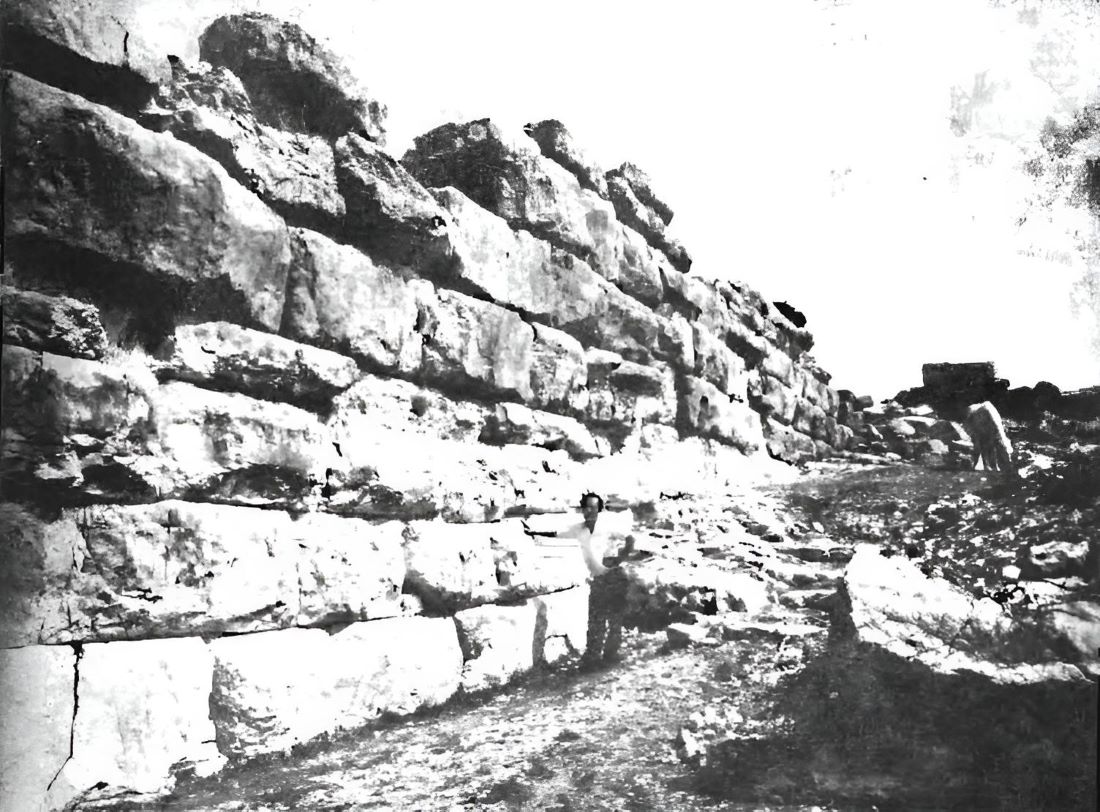 Section of the Daorson wall during archaeological excavations in 1970.