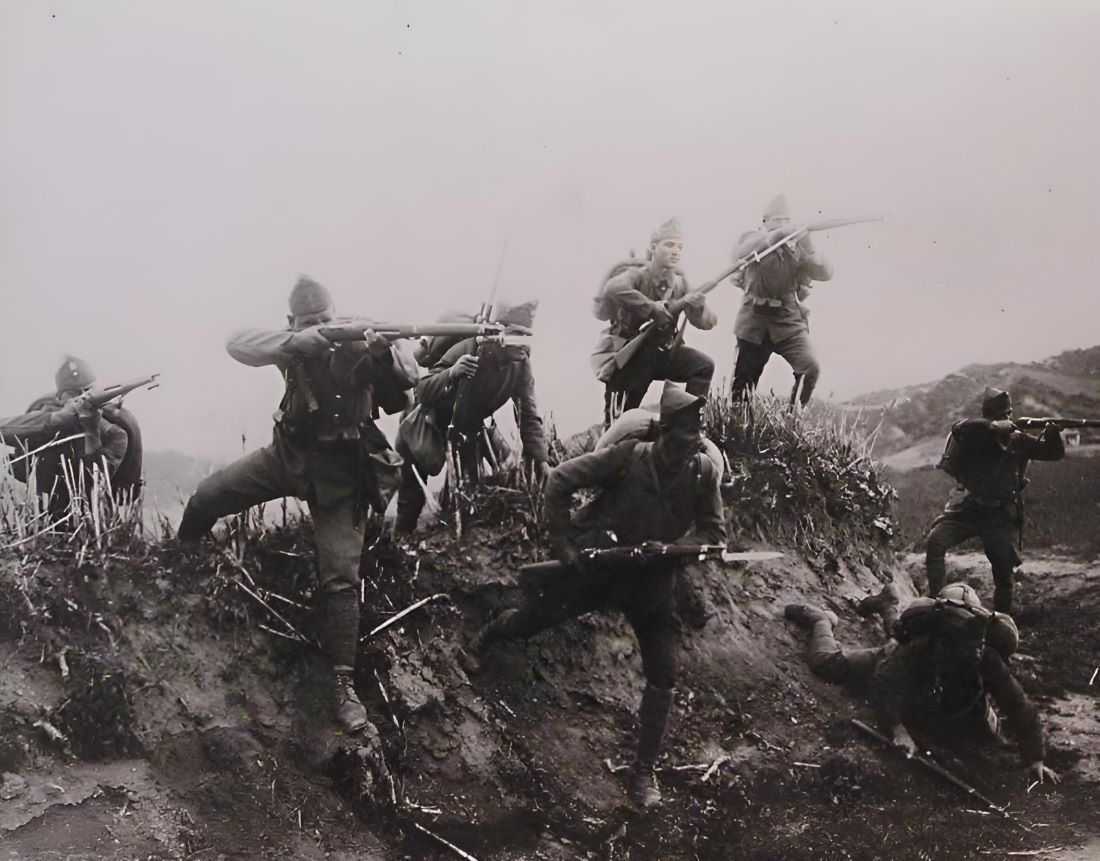 Greek soldiers charging against Turks in Gediz river