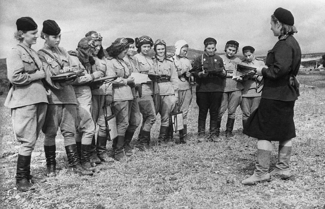 Deputy Commander of the 46th Guards Night Bomber Aviation Regiment S. Amosova assigns a combat mission to the female pilots.