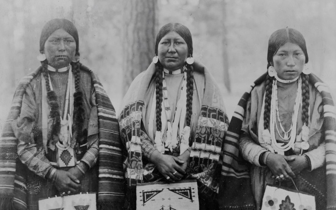 Native American women in Warm Springs Indian Reservation, Wasco County, Oregon 1902